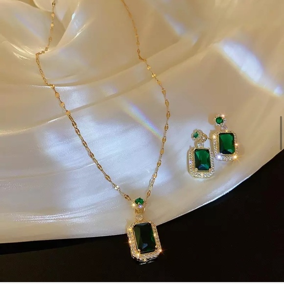 New Golden with Imitation Emerald Drop Earrings - Picture 6 of 8